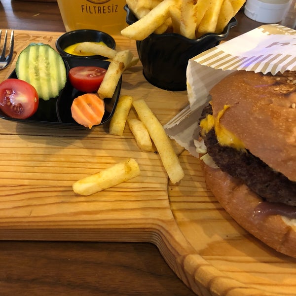 Photo taken at Cozy Burger &amp; Steak by Mustafa G. on 8/19/2018