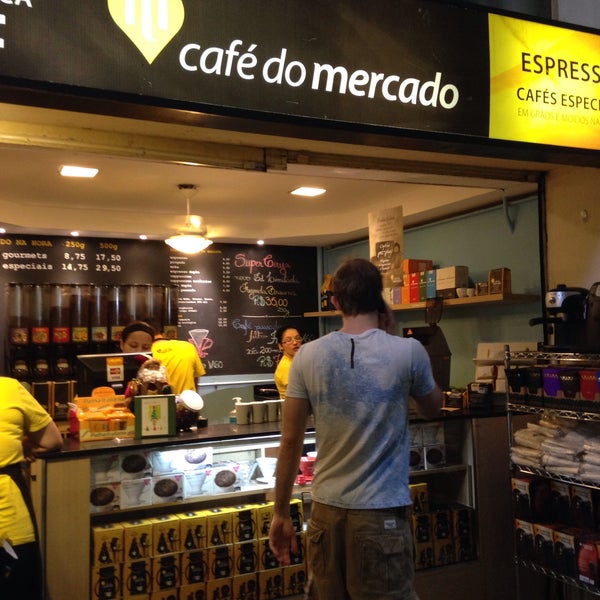 Photo taken at Café do Mercado by Hélio Sassen P. on 12/6/2014