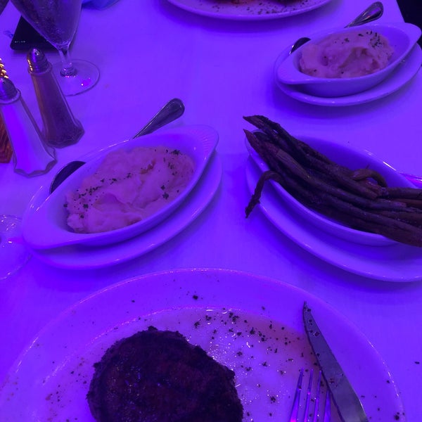 Foto scattata a Desi Vega&#39;s Steakhouse da Doc P. il 8/21/2021