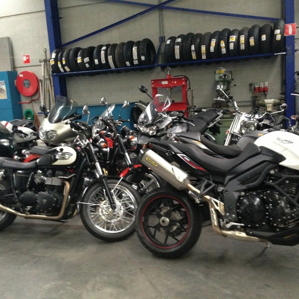 Das Foto wurde bei BMC - Triumph Motorcycles von Ashesh A. am 7/2/2013 aufgenommen