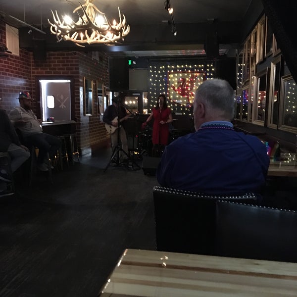 Foto scattata a London Bridge Pub da Karen G. il 2/29/2020