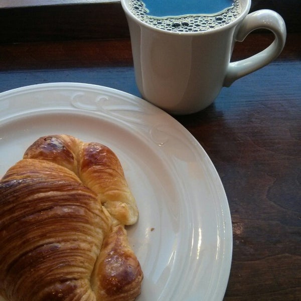 P'tite boulangerie sympathique avec de bonnes pâtisseries ! Petit café + croissant = Petit café filtre + croissant = 3$ taxes incluses, meilleur deal en ville! (mars 2015)