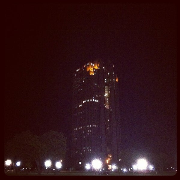 Foto scattata a The Tower at Cityplace da John S. il 10/19/2012