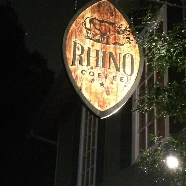 รูปภาพถ่ายที่ Rhino Coffee โดย John S. เมื่อ 10/24/2015