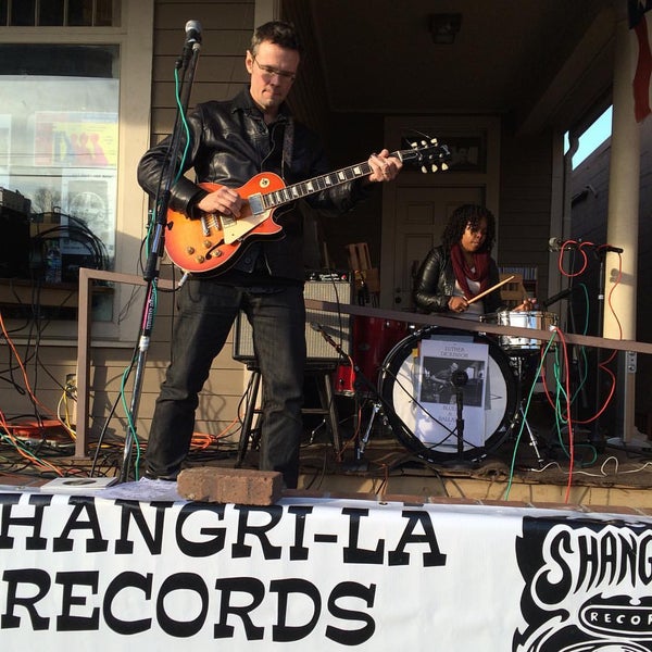 Foto scattata a Shangri-La Records da John S. il 2/13/2016