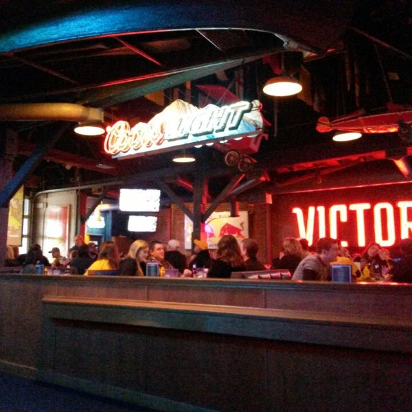 3/1/2014 tarihinde Cindy K.ziyaretçi tarafından Heroes Sports Bar &amp; Grill'de çekilen fotoğraf