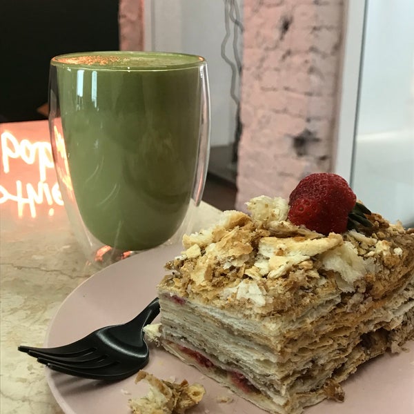 3/31/2018 tarihinde Olga S.ziyaretçi tarafından SML Deli Coffee Shop'de çekilen fotoğraf