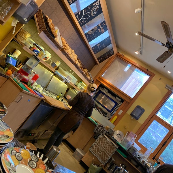Photo taken at Bagels &amp; Beans by Kirsti L. on 1/8/2019
