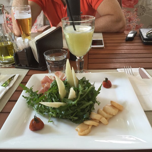 Das Foto wurde bei Ресторан &quot;Гранатовый Сад&quot; von Alina P. am 6/29/2015 aufgenommen