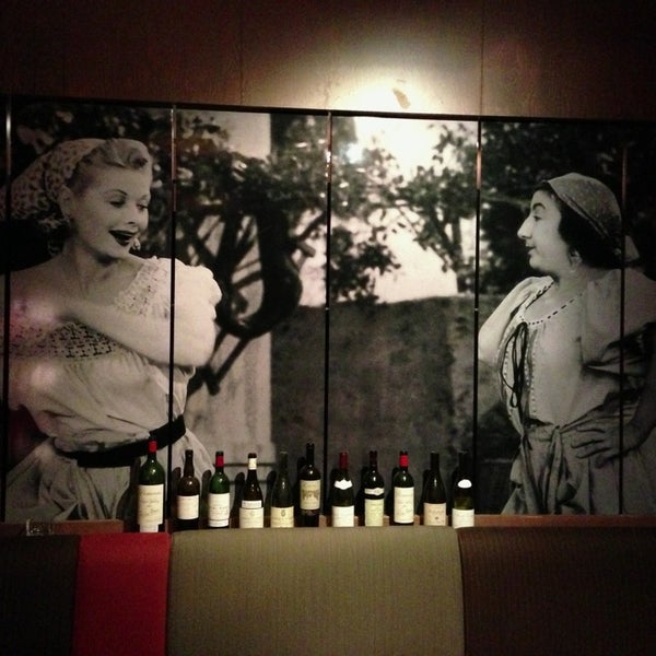 รูปภาพถ่ายที่ Crush Wine Bar โดย Laura B. เมื่อ 6/3/2013