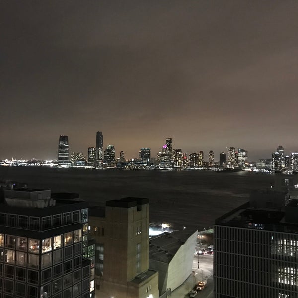 Foto scattata a Bar Hugo - Rooftop da Perihan B. il 11/17/2019