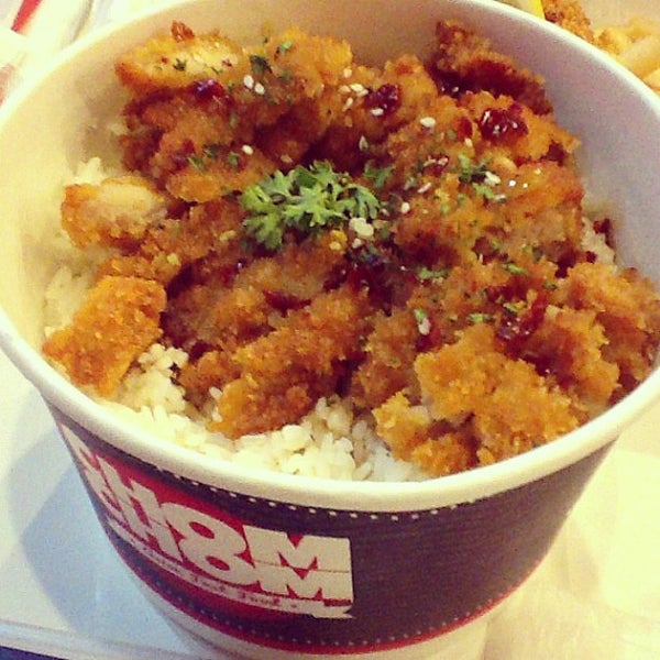 Das Foto wurde bei Chom Chom Asian Fast Food von Sylvie H. am 10/22/2013 aufgenommen