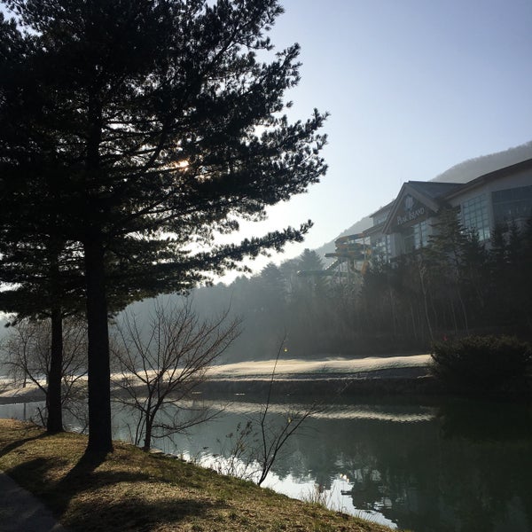 รูปภาพถ่ายที่ Yongpyong Resort โดย Hee.J K. เมื่อ 4/19/2019