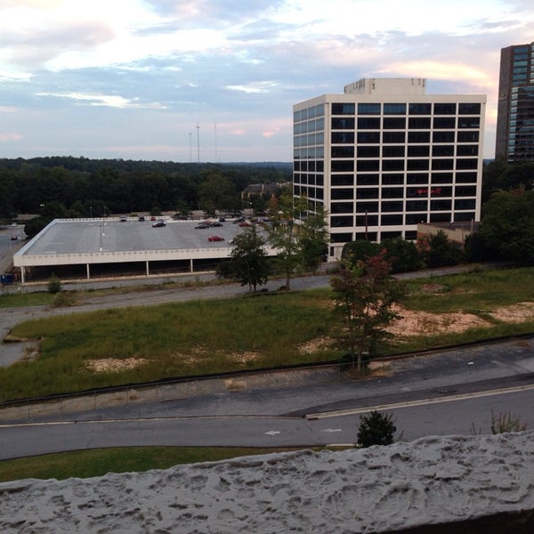 Foto diambil di Atlanta Marriott Buckhead Hotel &amp; Conference Center oleh Mick P. pada 9/29/2013