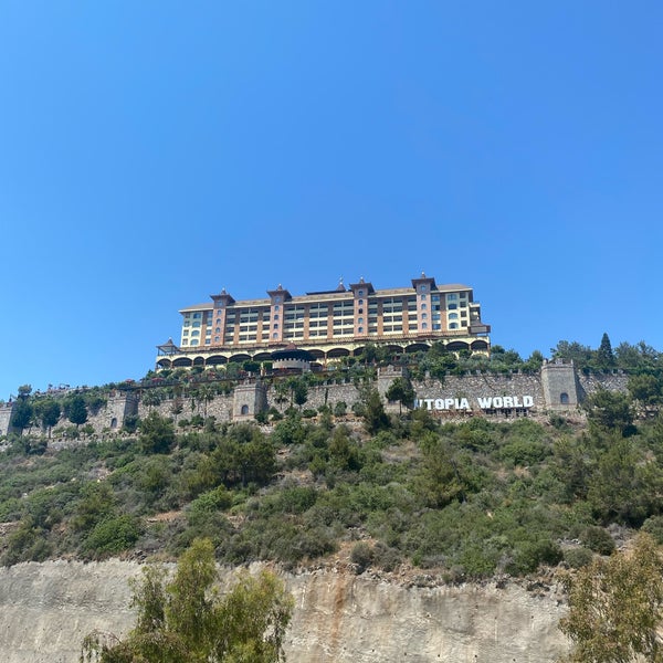 รูปภาพถ่ายที่ Utopia World Hotel โดย Gökhan Ç. เมื่อ 6/11/2021