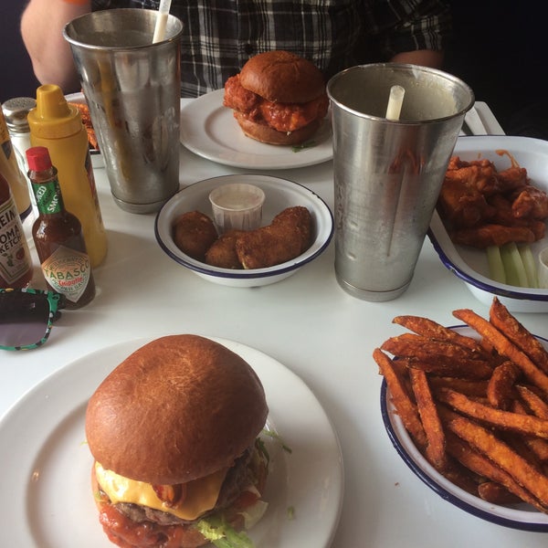 5/16/2016 tarihinde Andrew S.ziyaretçi tarafından Burger &amp; Shake'de çekilen fotoğraf