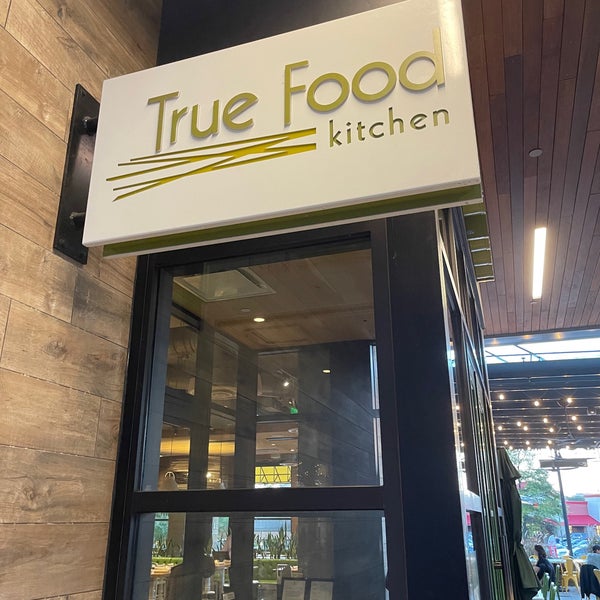 Foto tomada en True Food Kitchen  por Charles S. el 9/28/2021