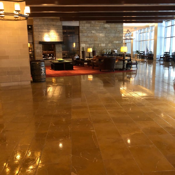 รูปภาพถ่ายที่ Omni Fort Worth Hotel โดย Charles S. เมื่อ 9/12/2018