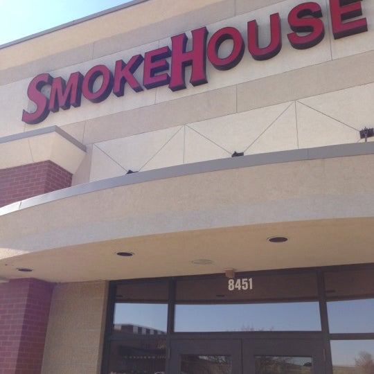 รูปภาพถ่ายที่ Smokehouse Barbecue โดย Charles S. เมื่อ 11/14/2012