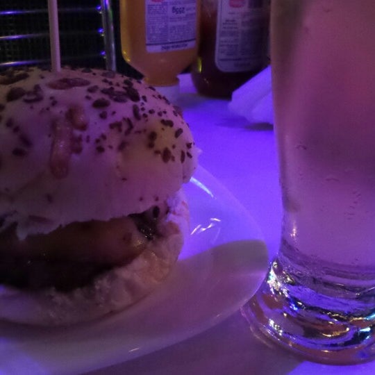 รูปภาพถ่ายที่ Hooker Blues Burger &amp; Beer โดย Fabíola M. เมื่อ 2/22/2014