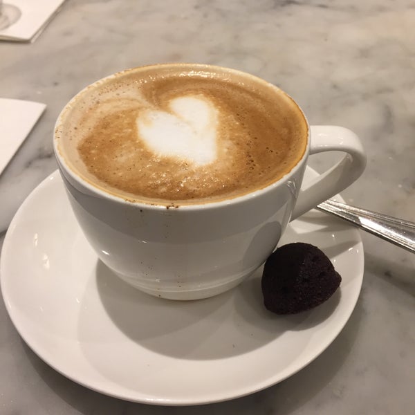 Photo taken at Maison Kayser by Véronique D. on 12/14/2018