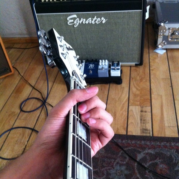 รูปภาพถ่ายที่ Guitar Gear DF โดย Saùl G. เมื่อ 2/1/2014