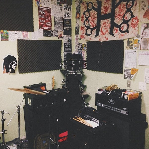 Foto diambil di Lennon Rehearsal Studios oleh Kasidit P. pada 4/21/2014