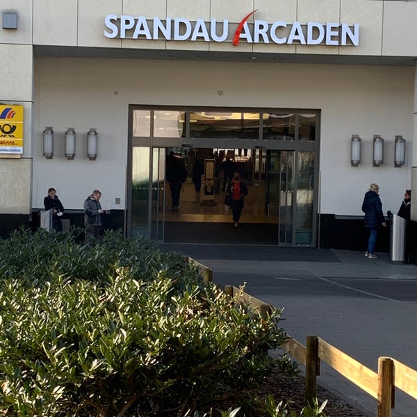 รูปภาพถ่ายที่ Spandau Arcaden โดย Beate P. เมื่อ 3/21/2022