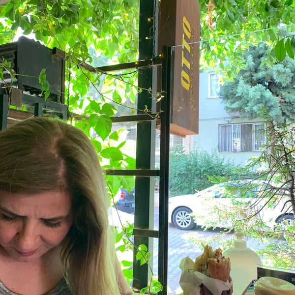 Foto diambil di Ottobros Burger &amp; Cafe oleh Gazel . pada 5/30/2022