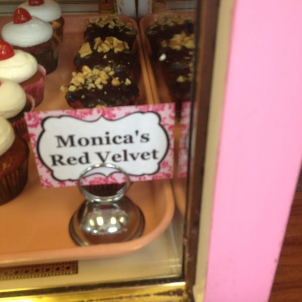 รูปภาพถ่ายที่ CC&#39;s Sweets &amp; Tweets โดย Monica Z. เมื่อ 4/6/2013