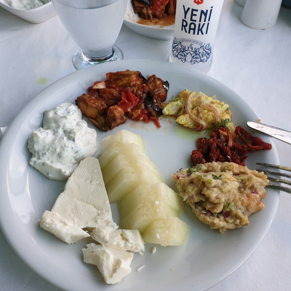 Gizli Bahçe Et &amp; Balık Restaurant Karaburun'da Türk Restoranı
