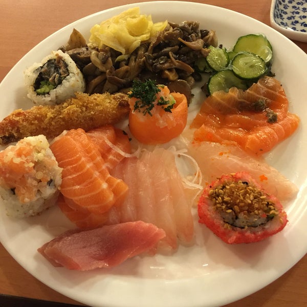 รูปภาพถ่ายที่ Sushi Isao โดย Monica C. เมื่อ 7/24/2016
