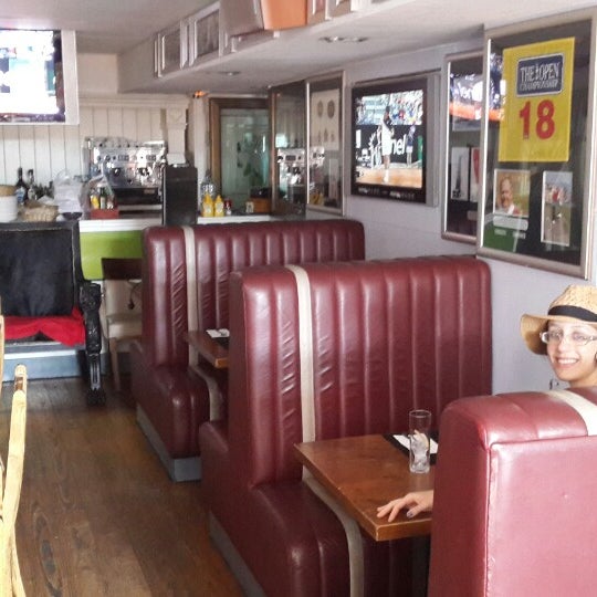 Photo taken at Hogan&#39;s Bar &amp; Restaurant by Filipe F. on 5/16/2014