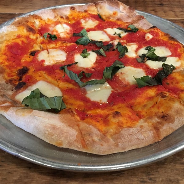 4/21/2017 tarihinde Erin K.ziyaretçi tarafından Bartolotta&#39;s Pizzeria Piccola'de çekilen fotoğraf