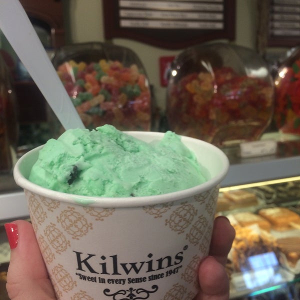 Das Foto wurde bei Kilwins Chocolates and Ice Cream von Erin K. am 10/31/2015 aufgenommen