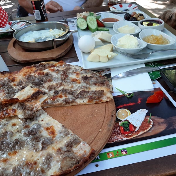 Снимок сделан в Meşale Cafe &amp; Restaurant пользователем Aslı Y. 8/6/2019