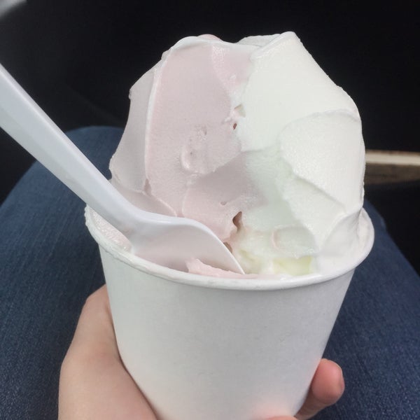 Снимок сделан в Mission Street Ice Cream and Yogurt - Featuring McConnell&#39;s Fine Ice Creams пользователем Tanya B. 2/26/2017