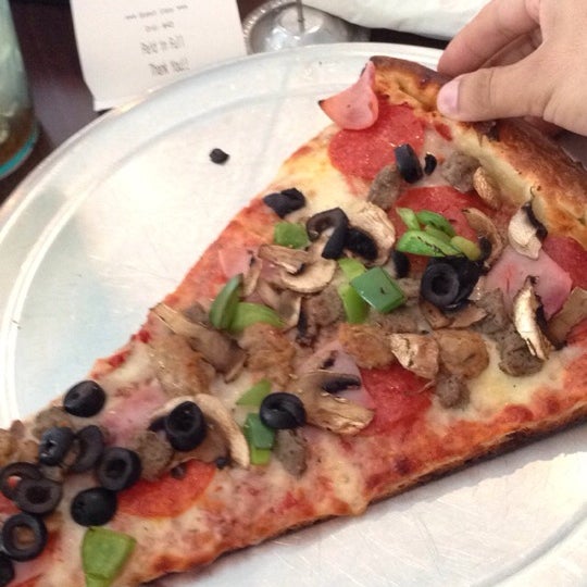รูปภาพถ่ายที่ Russo&#39;s New York Pizzeria โดย Angel M. เมื่อ 9/19/2014
