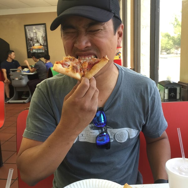 Снимок сделан в Tony&#39;s Pizza пользователем Susan K. 7/3/2016