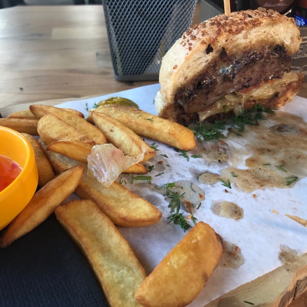 Proper cooked burger with right thickness , even they didnt ask how to cook but cooking somewhere medium-well. Noting recommendations friendly staff.  Especially Juices are fresh ,tasty.