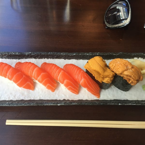 รูปภาพถ่ายที่ Sushi Damo โดย T H. เมื่อ 9/14/2015