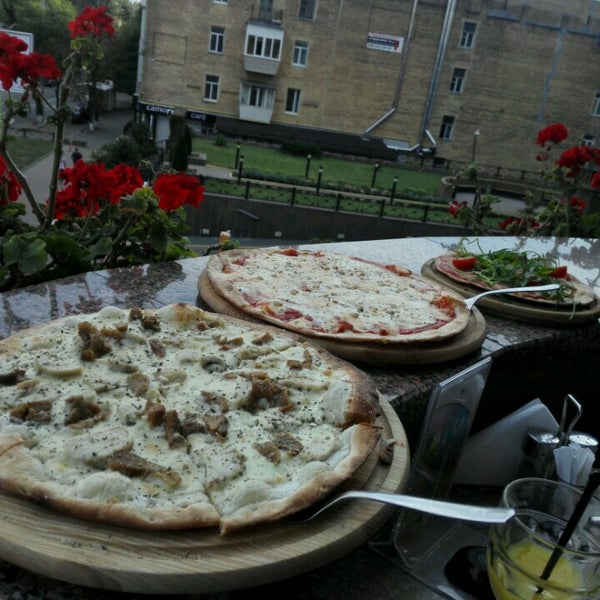 Foto tirada no(a) Valletta Pizza por Mavka U. em 9/4/2016