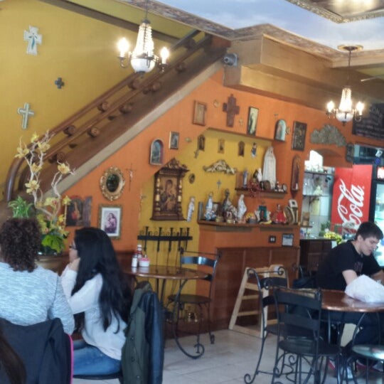 Foto diambil di La Catedral Cafe &amp; Restaurant oleh Victor Z. pada 2/22/2014