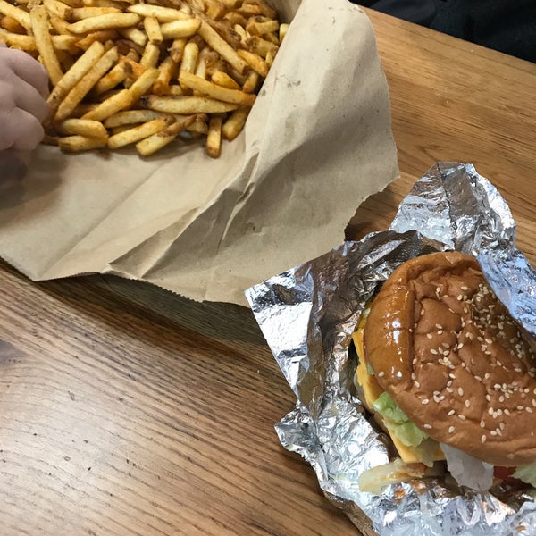 Photo taken at Five Guys by Periiii on 11/26/2017