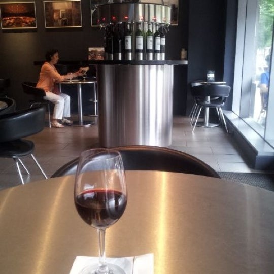 Снимок сделан в The Tasting Room Wine Bar &amp; Shop пользователем Rodrigo C. 8/17/2012