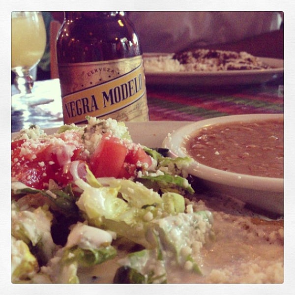 Foto tirada no(a) El Comal Mexican Restaurant por Leslie G. em 6/20/2013