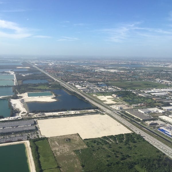 6/24/2015 tarihinde Amorsito S.ziyaretçi tarafından Miami Uluslararası Havalimanı (MIA)'de çekilen fotoğraf