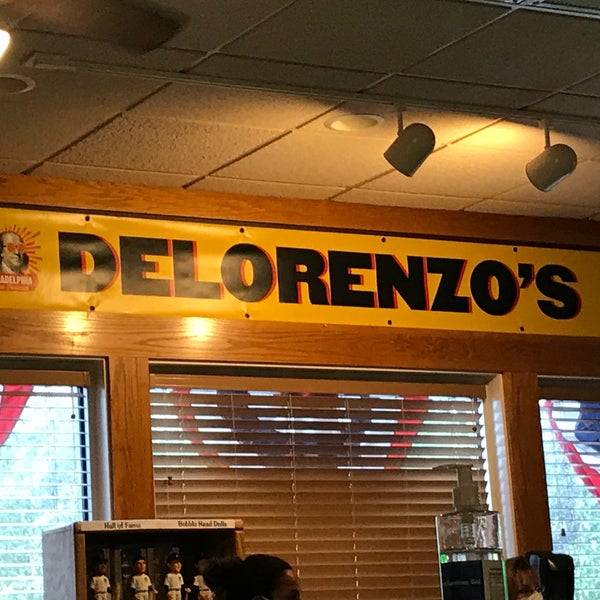 Foto diambil di DeLorenzo&#39;s Pizza oleh Marc P. pada 9/18/2020