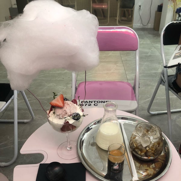 5/26/2019にTracy Z.がLROOM CAFEで撮った写真