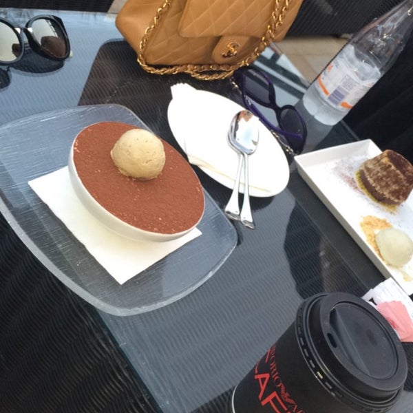 Photo prise au Emporio Armani Café- The Pearl Qatar par Noura . le12/31/2015